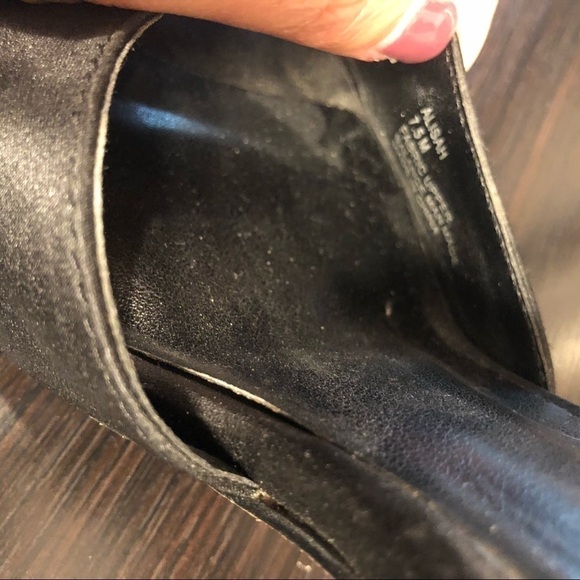 Steve Madden Black Satin T-Strap Peep Toe Heel - Picture 7 of 8